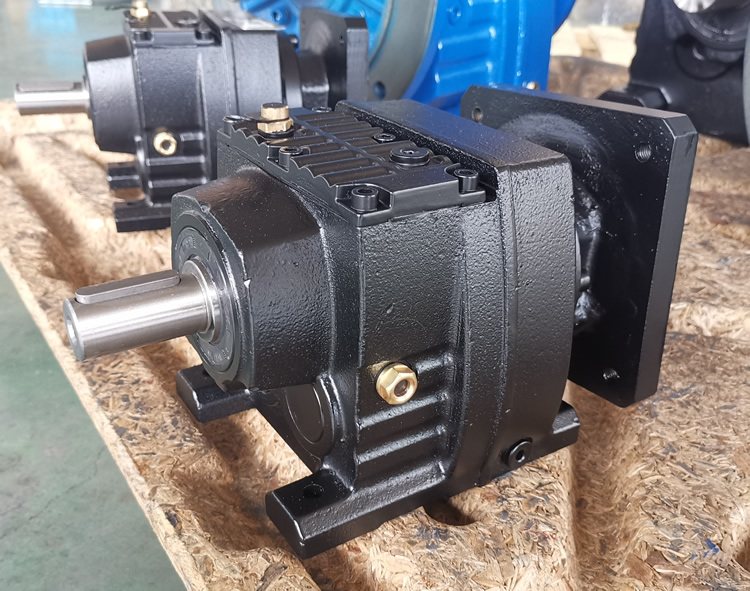 R37系列減速機的實物照片，輸入配伺服電機