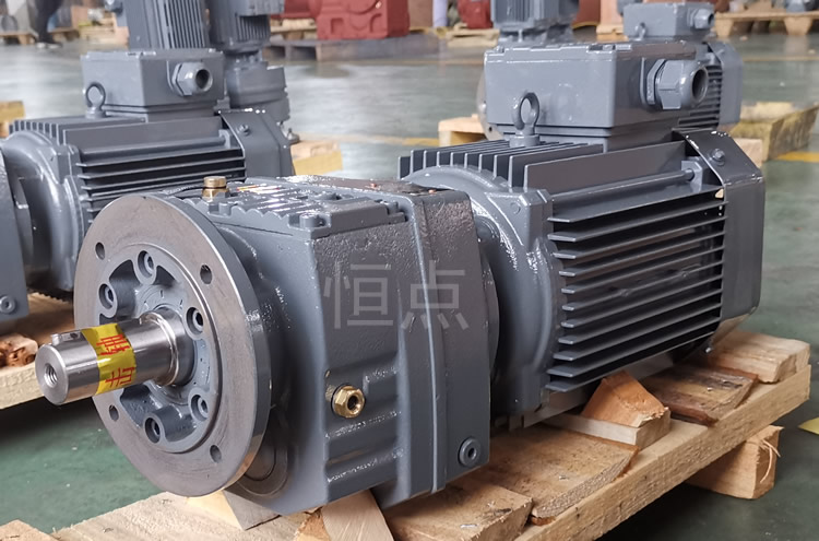 RF47系列減速機配直聯電機，立式安裝 輸出法蘭+軸 實物圖