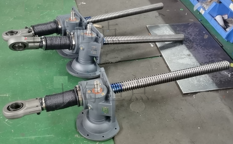 SWLD10升降機配關節軸承，配軟防護罩的實物圖